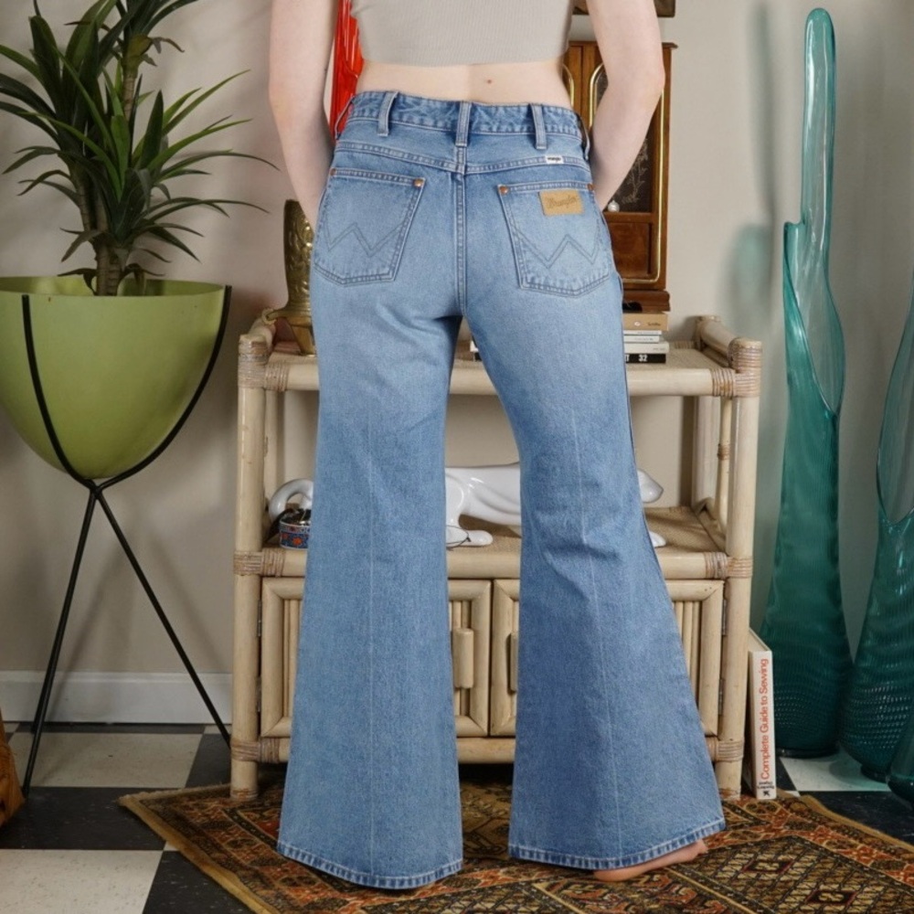 Wrangler Wanderer high rise flare denim light wash jeans ripped knee